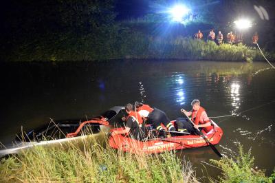 Fahrzeug macht sich selbststaendig und rollt in einen Kanal - Paerchen kann das Fahrzeug in letzter Sekunde verlassen in Bad Friedrichshall